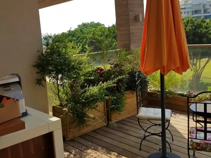 שילוב של אדניות להסתרה יחד עם אדניות נמוכות לשמירה על הנוף